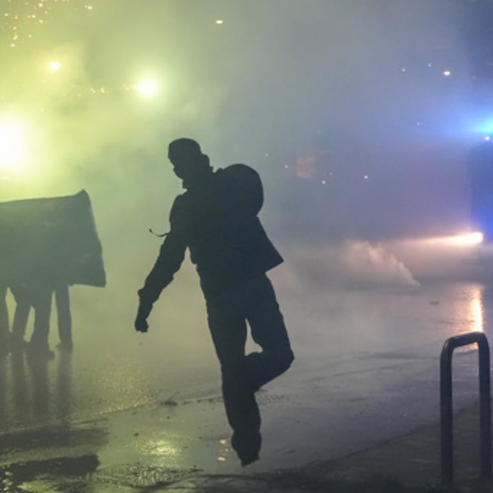 Manifestantes se enfrentan a la policía antidisturbios durante una protesta contra los Juegos Olímpicos de Milán-Cortina 2026, en Milán, Italia, el sábado 7 de febrero de 2026.