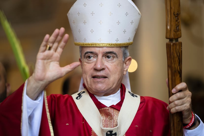 El monseñor Roberto González Nieves durante la misa del Domingo de Ramos.