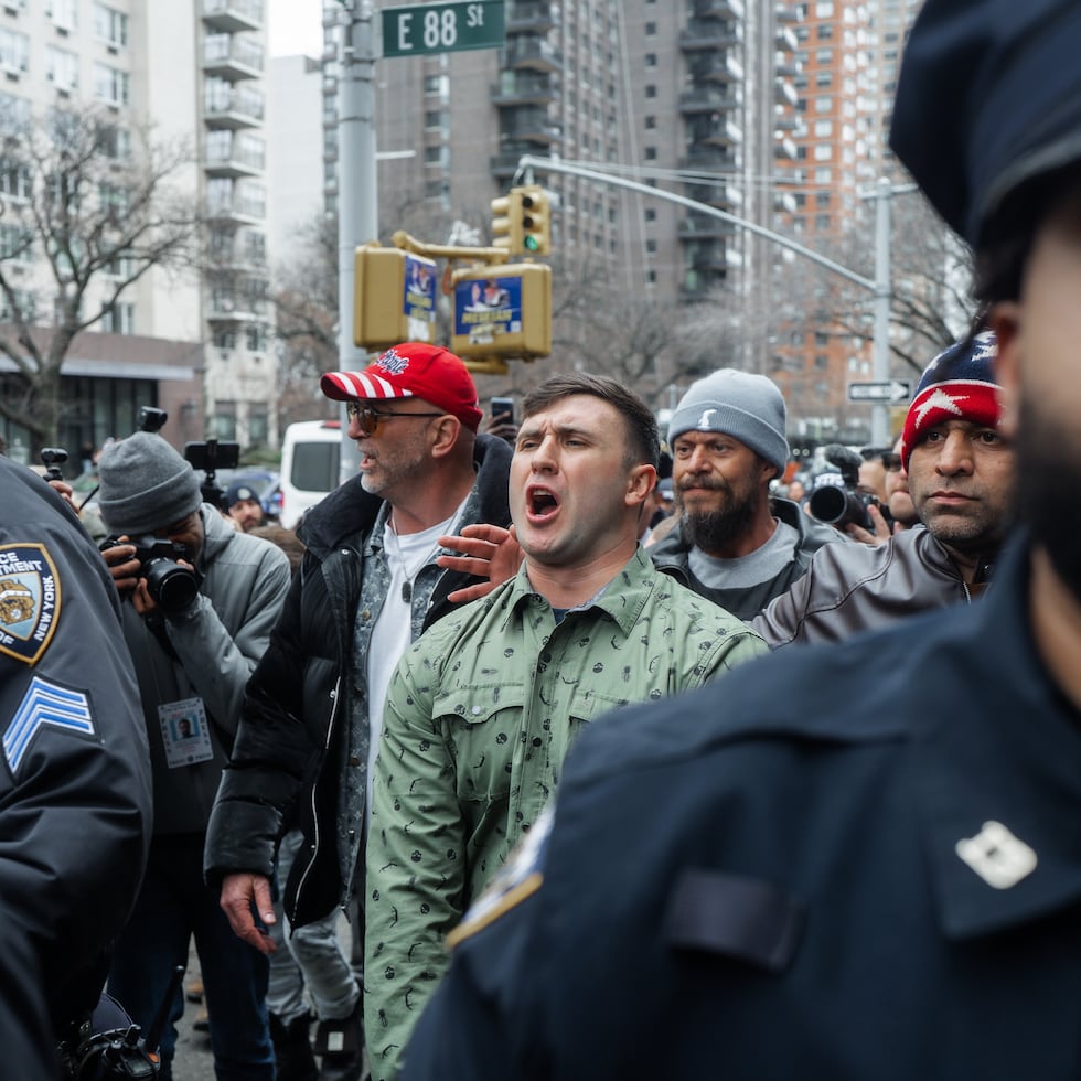 Jake Lang, alborotador del J6 indultado y activista de extrema derecha, camina bajo la protección de oficiales del Departamento de Policía de Nueva York durante un evento antimusulmán frente a la residencia del alcalde de Nueva York, Zohran Mamdani, en Nueva York, Nueva York, EE.UU., 07 de marzo de 2026. Zohran Mamdani es el primer alcalde musulmán de Nueva York.