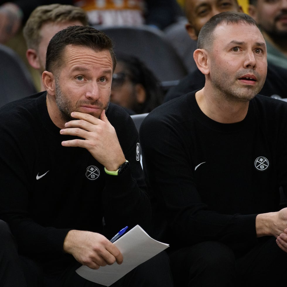 José Juan Barea, a la izquierda, junto al dirigente de los Nuggets, David Adelman. El boricua posee un contrato multianual con Denver, por lo que regresará para la temporada 2026-27.