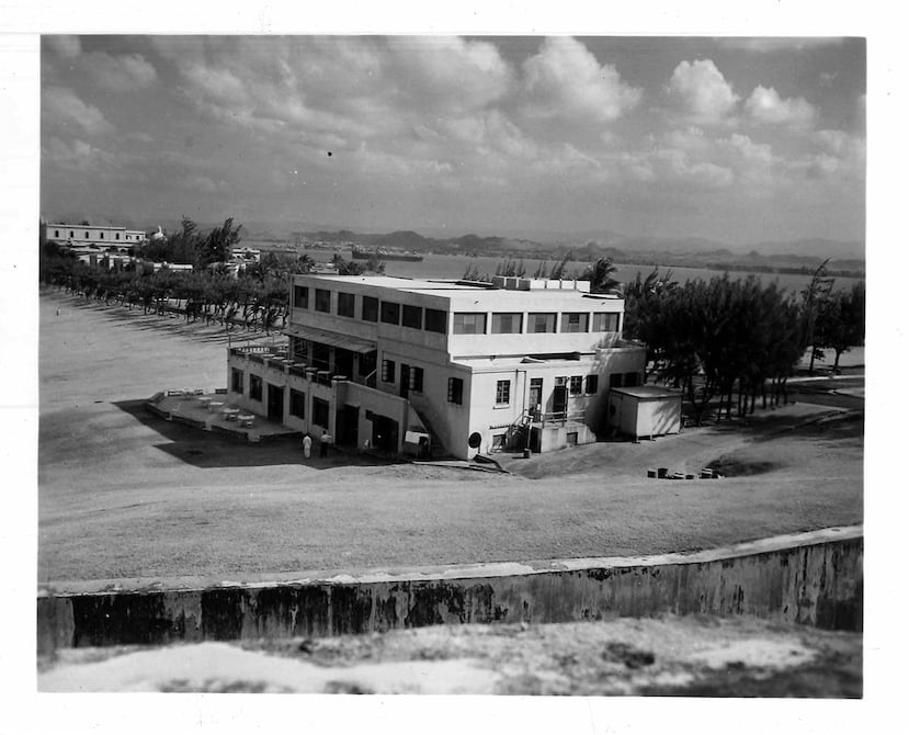 El Club de Oficiales de Fort Brooke estaba localizado en el ala norte de los terrenos del Castillo San Felipe del Morro, al lado de la piscina.