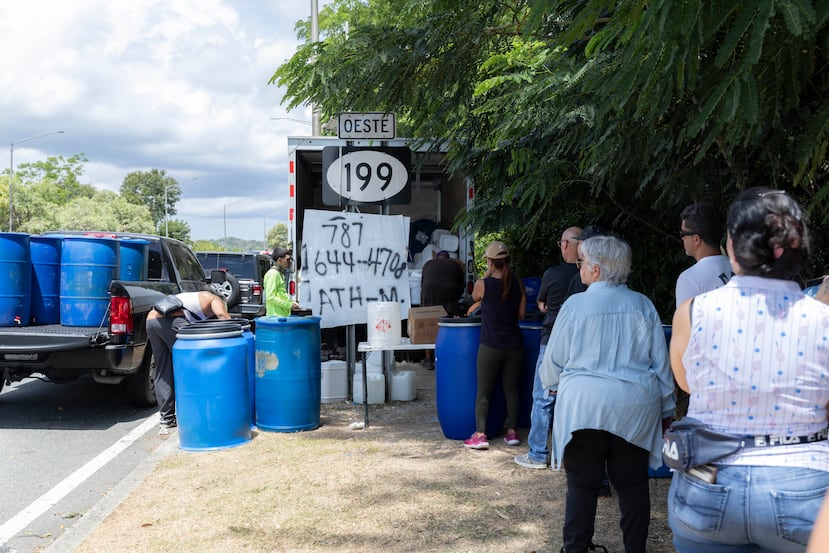 Ciudadanos hacían fila ayer para la compra de drones y recipientes para abastecerse de agua.