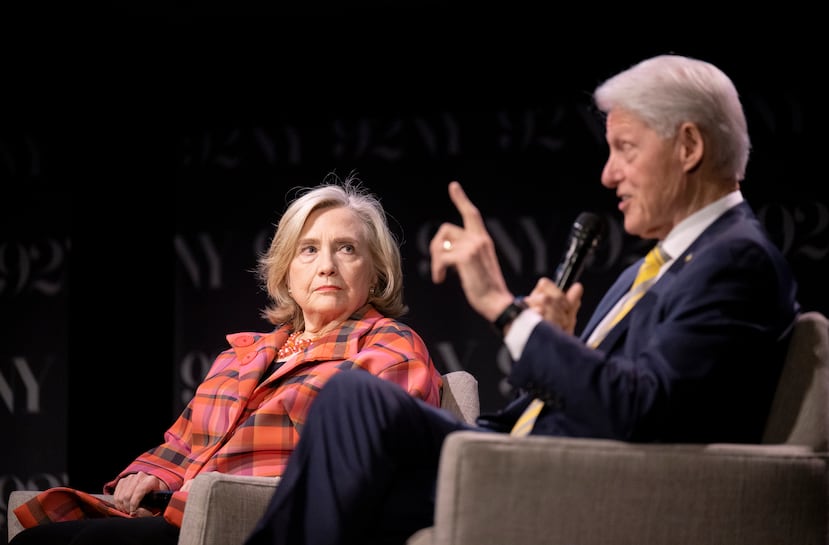 ARCHIVO - El expresidente de Estados Unidos Bill Clinton y la exsecretaria de Estado Hillary Rodham Clinton, en el 92nd Street Y, el 4 de mayo de 2023, en Nueva York. (Foto de Evan Agostini/Invision/AP, archivo)