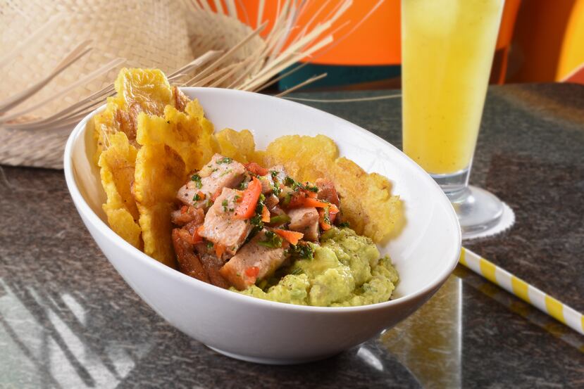 Tostones y ChocoGuac, compuesto de guacamole con chocolate 70% cacao, servido con tostones y acompañado de tiritas de kan kan, de Chocobar Cortés.