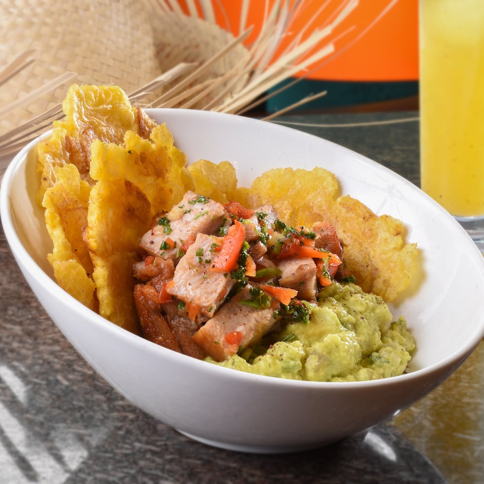 Tostones y ChocoGuac, compuesto de guacamole con chocolate 70% cacao, servido con tostones y acompañado de tiritas de kan kan, de Chocobar Cortés.