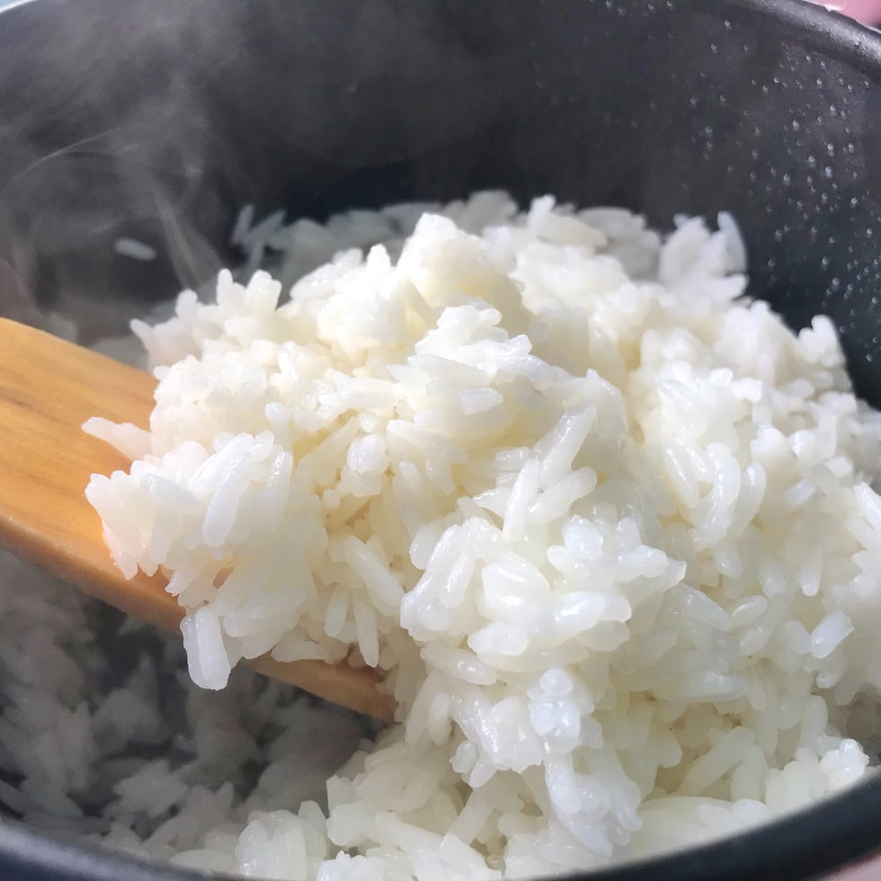 Con una pequeña estufa de gas, podrás seguir cocinando el arroz blanco de la manera tradicional.