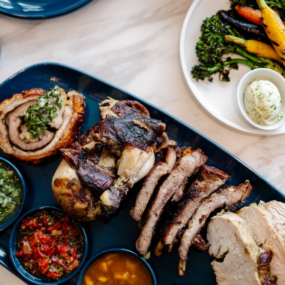 Tablita Rotisserie con vegetales del restaurante AQA Oceanfront, en La Concha Resort.