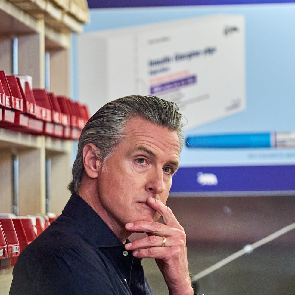 Newsom ha estado tratando de destacarse a nivel nacional, adoptando un estilo combativo que parodia la estrategia de redes sociales de Trump con publicaciones en mayúsculas, memes y mercancías, todo ello similar a la del mandatario.