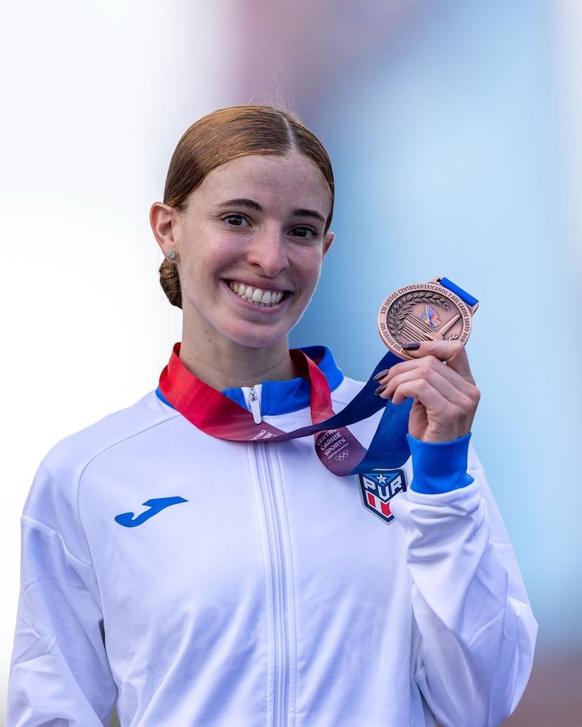 Rachelle de Orbeta muestra su medalla de bronce.