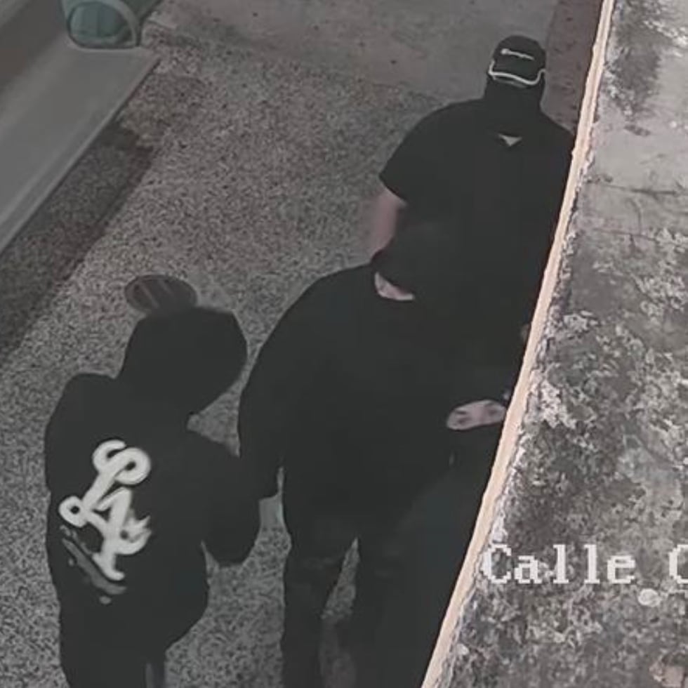 La Policía difundió estas imágenes del robo a una joyería en Yauco.