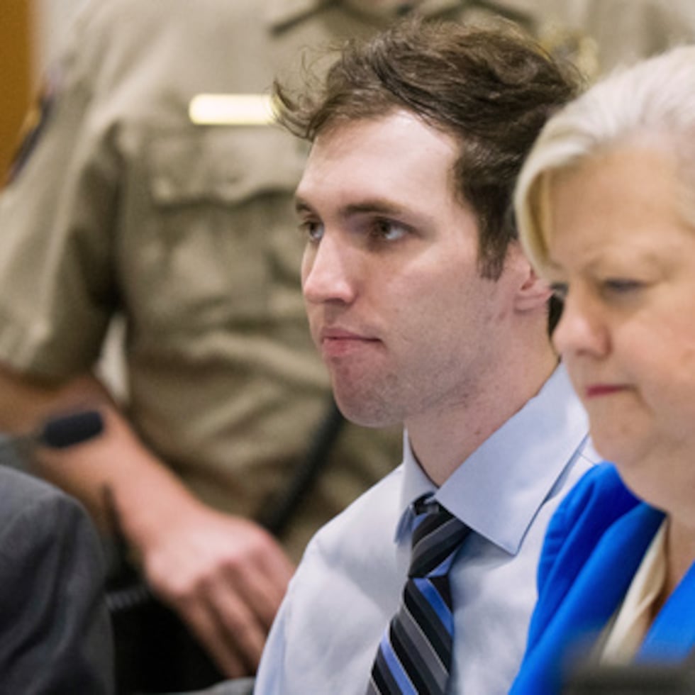 ARCHIVO - Tyler Robinson, acusado de disparar mortalmente a Charlie Kirk, se sienta junto a la abogada defensora Kathryn Nester durante una audiencia en el Tribunal del 4º Distrito en Provo, Utah, el 16 de enero de 2026. (Bethany Baker/The Salt Lake Tribune vía AP, Archivo)