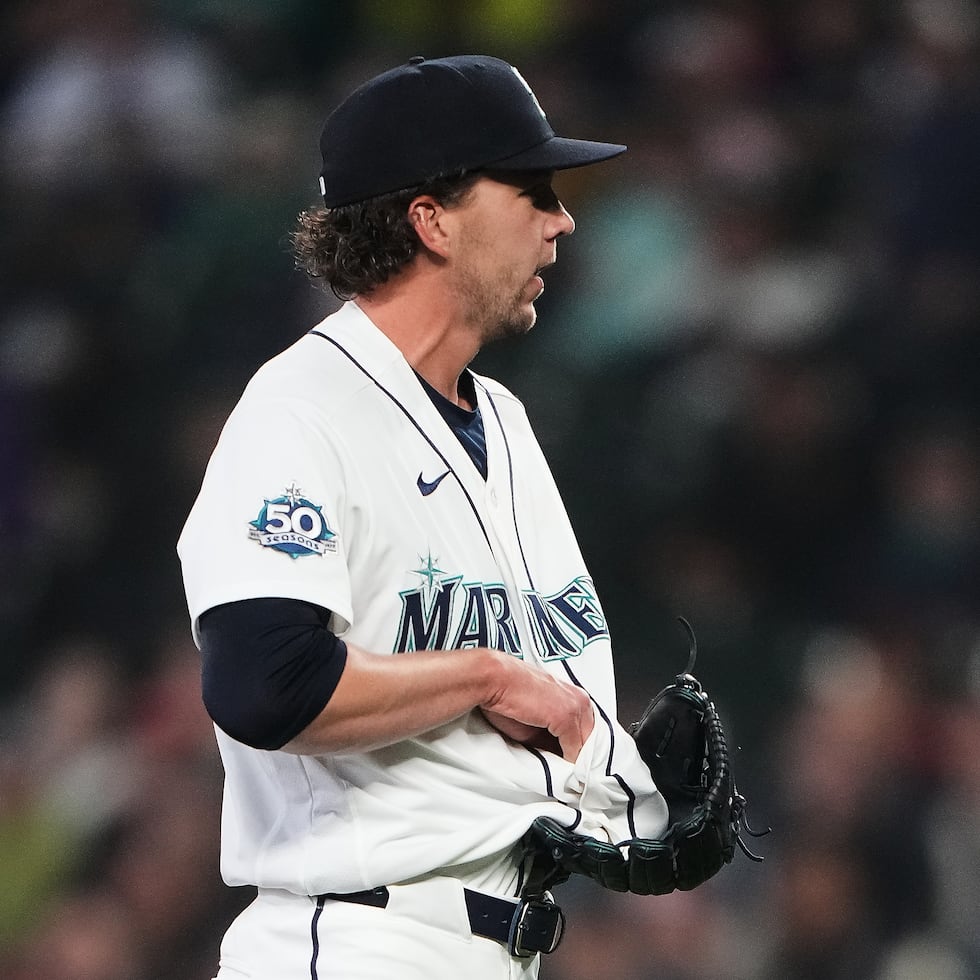 El lanzador abridor de los Mariners, Logan Gilbert, intenta sacar la pelota después de que el boricua Carlos Cortés, de los Athletics, conectara un batazo de línea que terminó dentro de su camiseta.