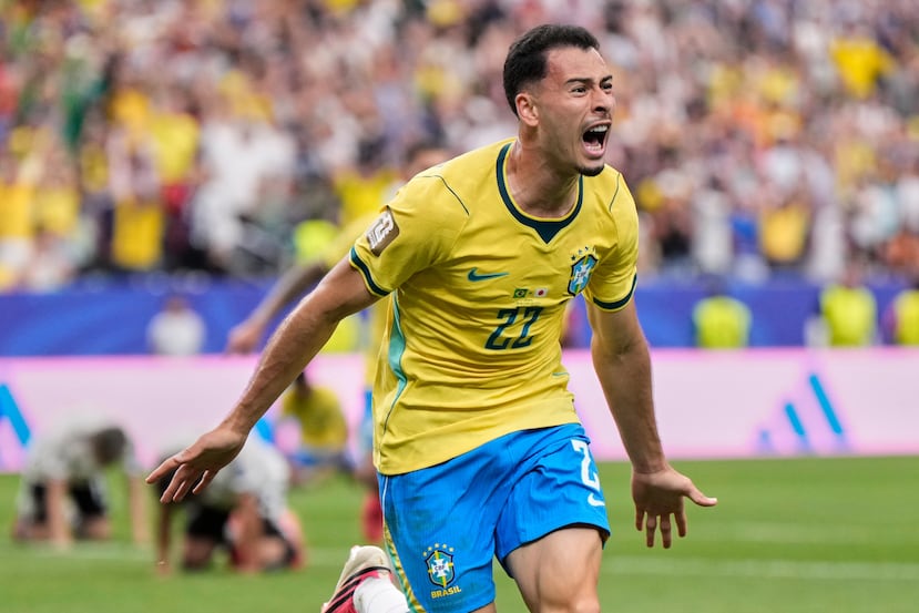 Gabriel Martinelli festeja tras marcar el gol que le dio a Brasil su pase a los octavos de final del Mundial.