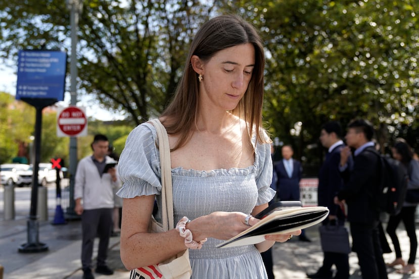 Cheyenne Haslett, reportera de Politico asignada a la Casa Blanca, aparece cerca del complejo de la Casa Blanca tras la revocación de su acreditación, a raíz de la prohibición impuesta por el presidente Donald Trump a CNN, MS NOW y Politico, el sábado 19 de septiembre de 2026, en Washington. (Foto AP/Jose Luis Magana)