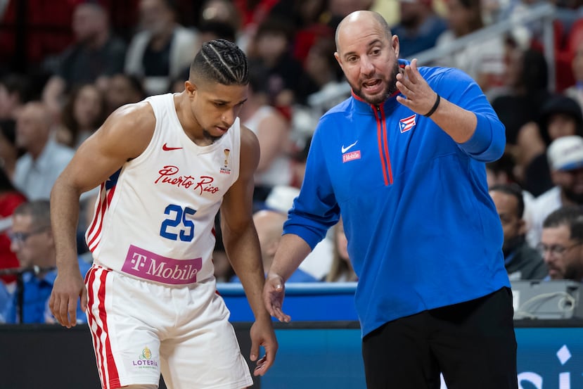 Carlos González imparte instrucciones a Alfonso Plummer, quien también forma parte de la Selección Nacional en la ventana FIBA.