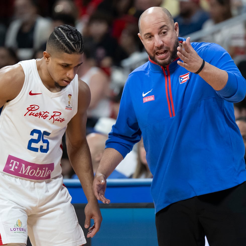 El técnico nacional Carlos González le imparte instrucciones a Alfonso Plummer durante el pasado juego ante Canadá.