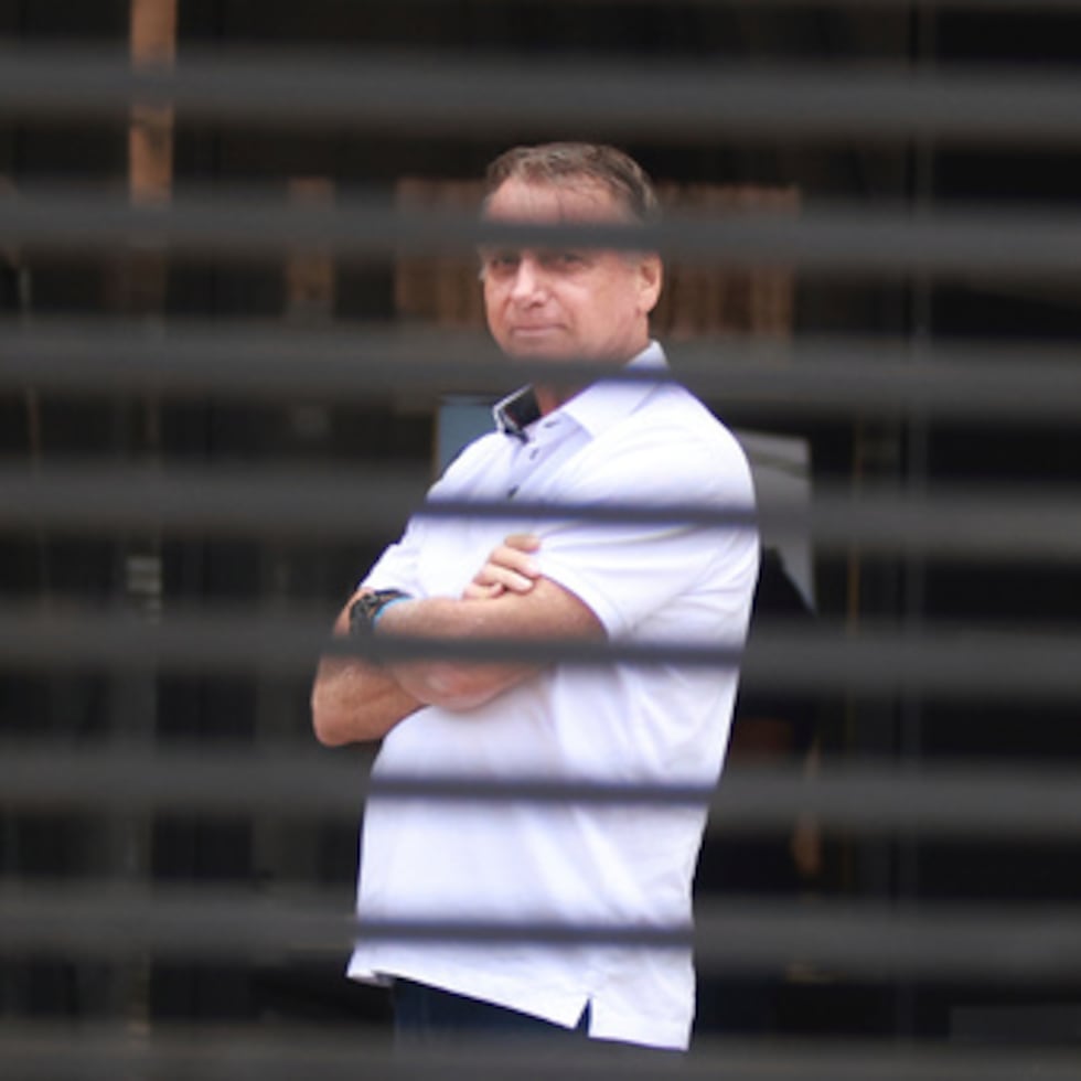 Bolsonaro, de 70 años, fue arrestado el sábado por la mañana y detenido en una celda en la sede de la policía federal del país en la capital, Brasilia.