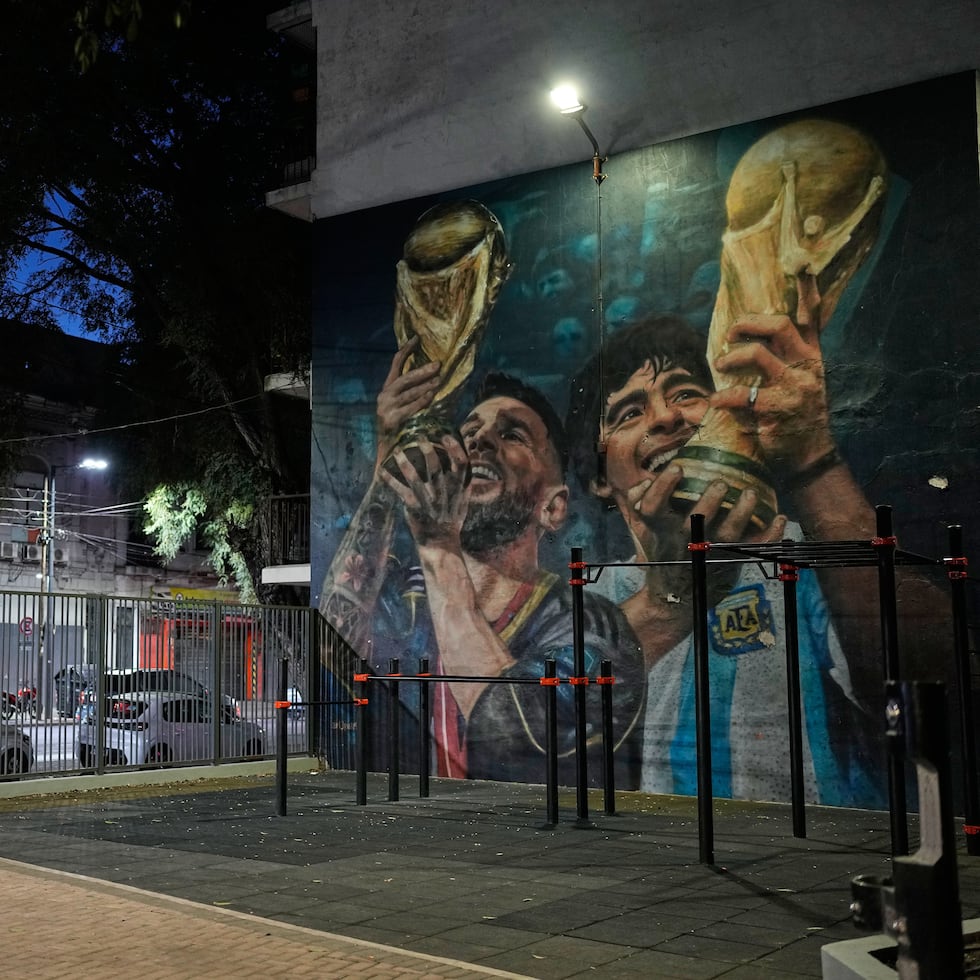 Un mural de los futbolistas argentinos Diego Maradona y Lionel Messi decora una pared en Buenos Aires, Argentina.