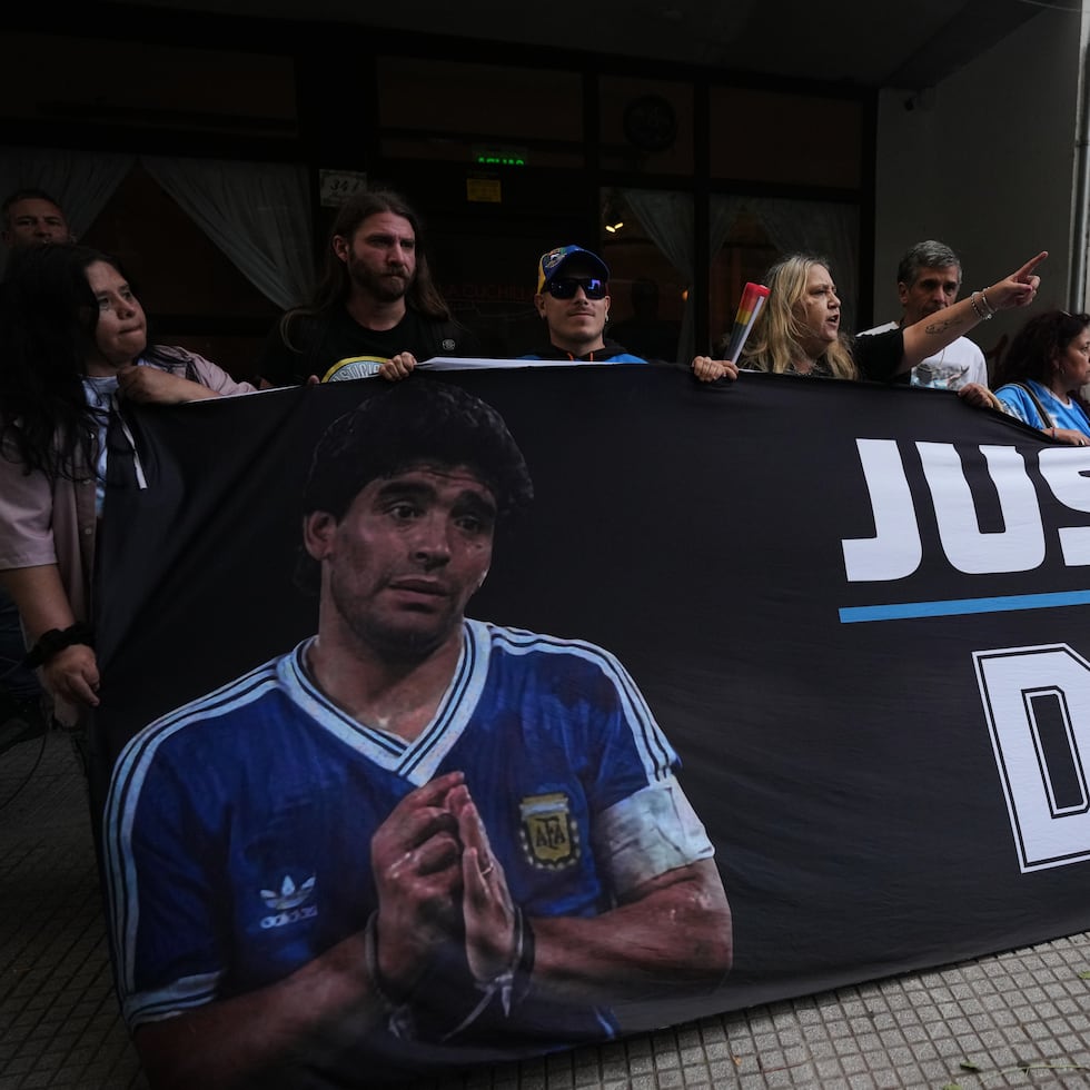 Fanáticos del fallecido futbolista Diego Maradona se concentran frente al juzgado el primer día del juicio contra su equipo médico por presunto homicidio por negligencia en San Isidro, Argentina.