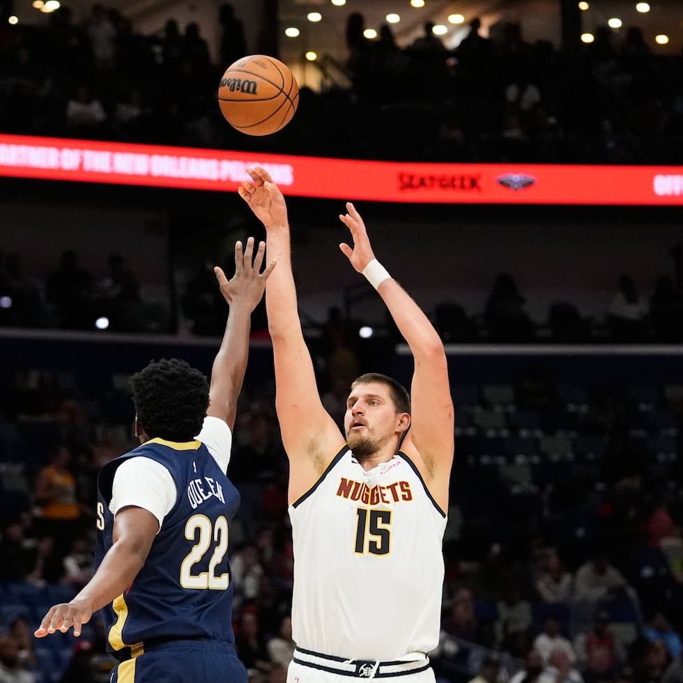 Nicola Jokic, de los Nuggets de Denver, dispara frente a Derik Queen, de los Pelicans de Nueva Orleans.