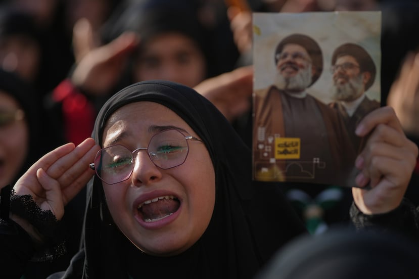 Una niña, integrante de los Scouts al-Mahdi de Hezbollah, llora mientras sostiene un cartel durante una concentración para conmemorar el segundo aniversario de los asesinatos de los líderes de Hezbollah, Hassan Nasrallah y su primo y sucesor, Hashem Safieddine, quienes murieron en ataques aéreos israelíes.