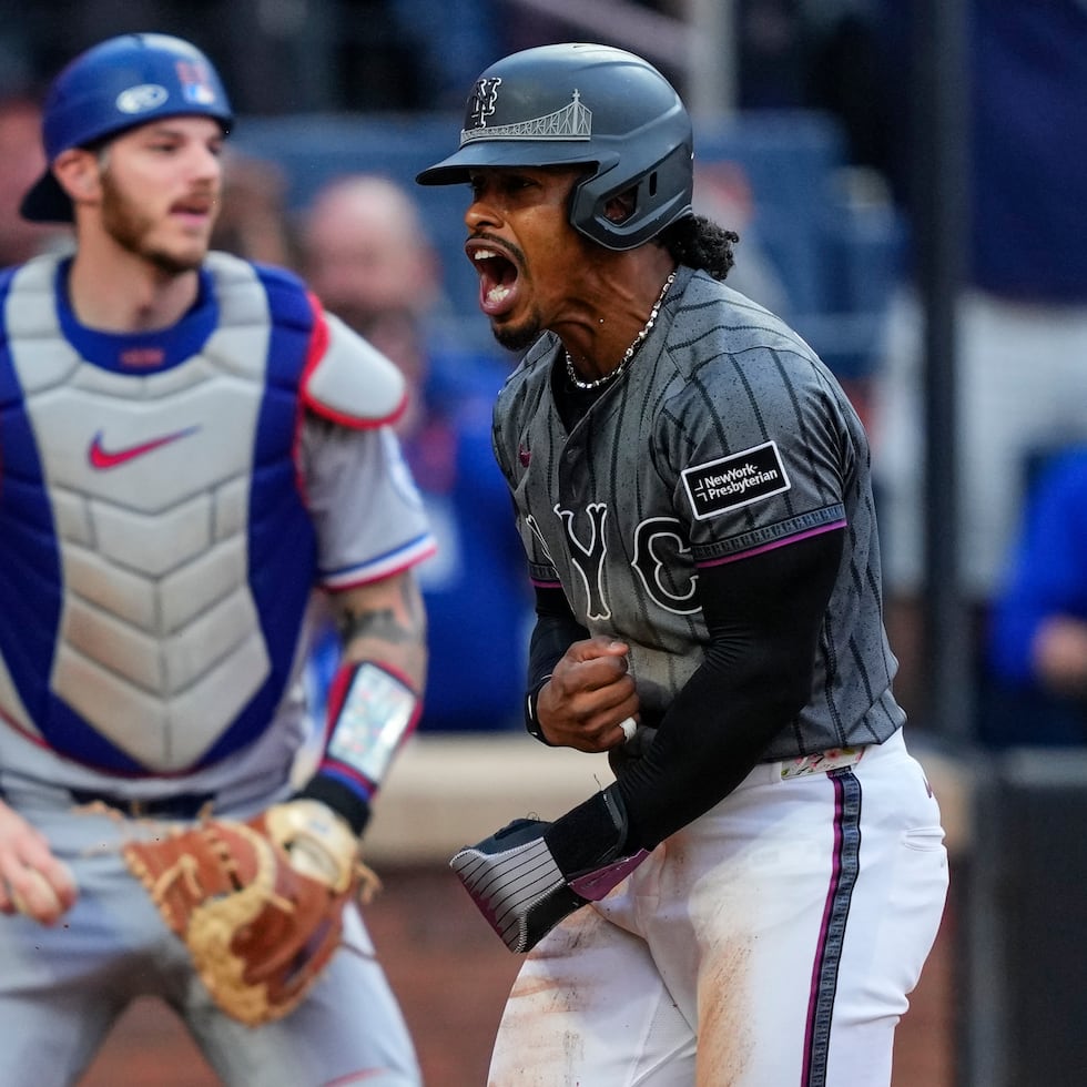 Francisco Lindor reacciona tras anotar una carrera por los Mets ante los Cubs.