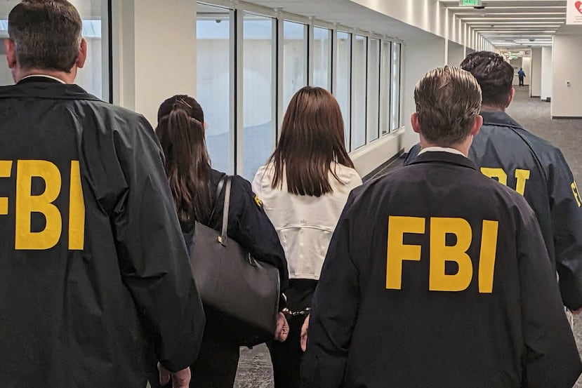 Foto del momento en que la mujer fue arrestada por el FBI.