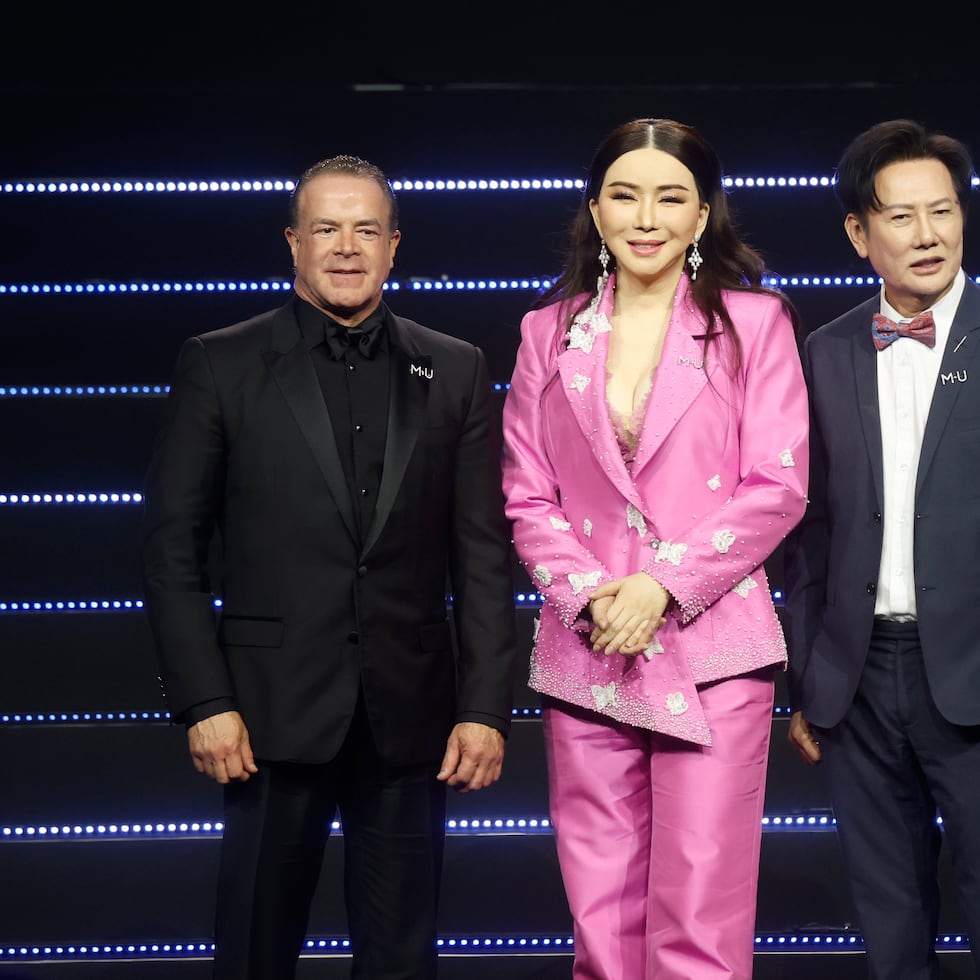 De izquierda a derecha al presidente de Miss Universo, Raúl Rocha, la entonces directora ejecutiva del concurso, Anne Jakrajutatip, y el director de la franquicia en Tailandia, Nawat Itsaragrisil, durante una rueda de prensa en Bangkok. EFE/EPA/NARONG SANGNAK