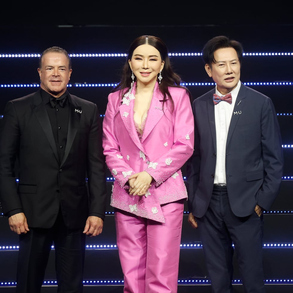 De izquierda a derecha al presidente de Miss Universo, Raúl Rocha, la entonces directora ejecutiva del concurso, Anne Jakrajutatip, y el director de la franquicia en Tailandia, Nawat Itsaragrisil.