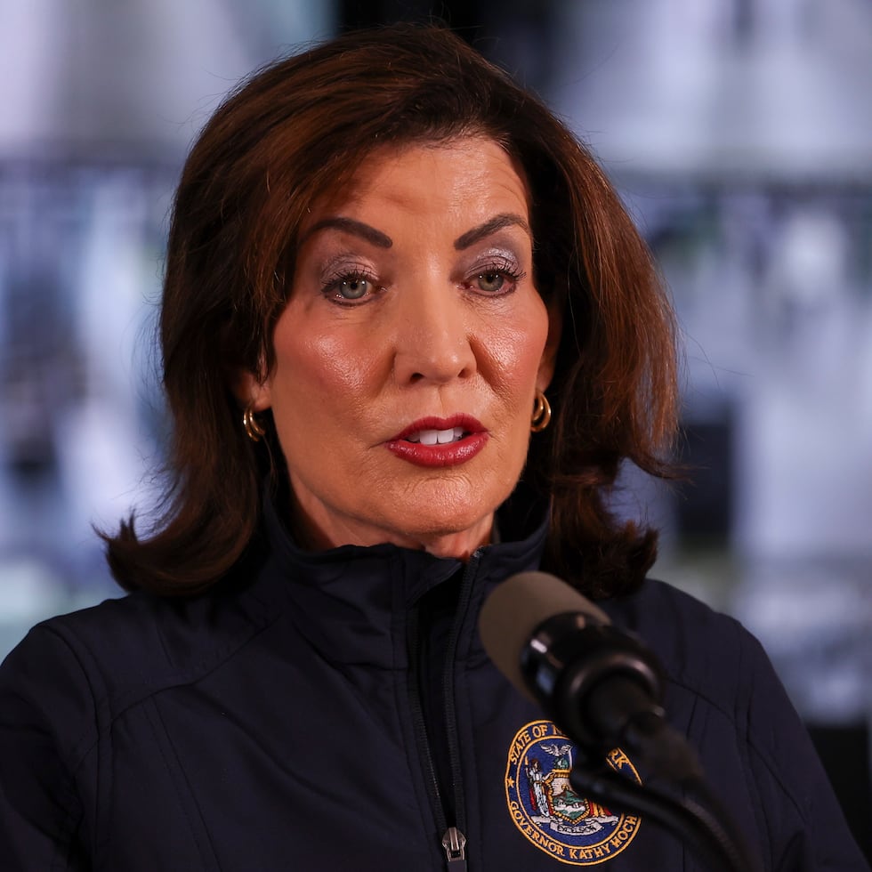 Hochul recordó a su madre, a quien vio morir de Esclerosis Lateral Amiotrófica, y dijo que “entiende” y “respeta” aquellos que se oponen a la muerte asistida.