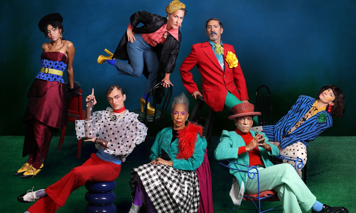 “Homenaje al ombligo” convierte el verso en teatro vivo en el Arriví