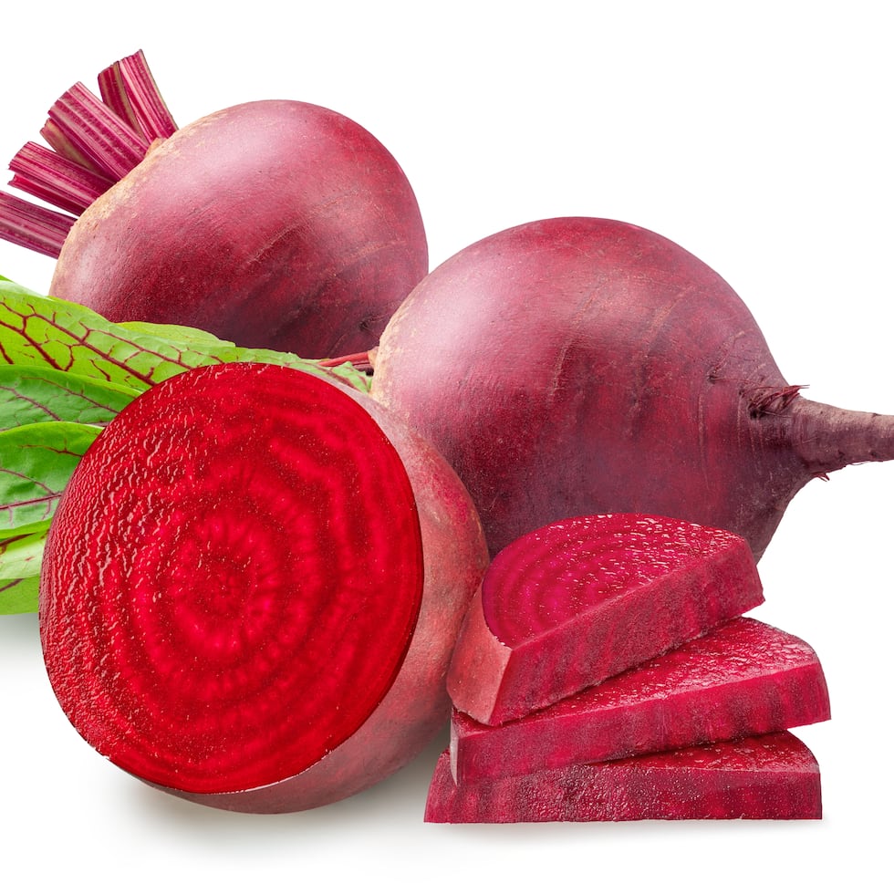 La remolacha es una raíz rica en nitratos, antioxidantes, minerales y vitaminas, que puede ser consumida en diferentes formas.