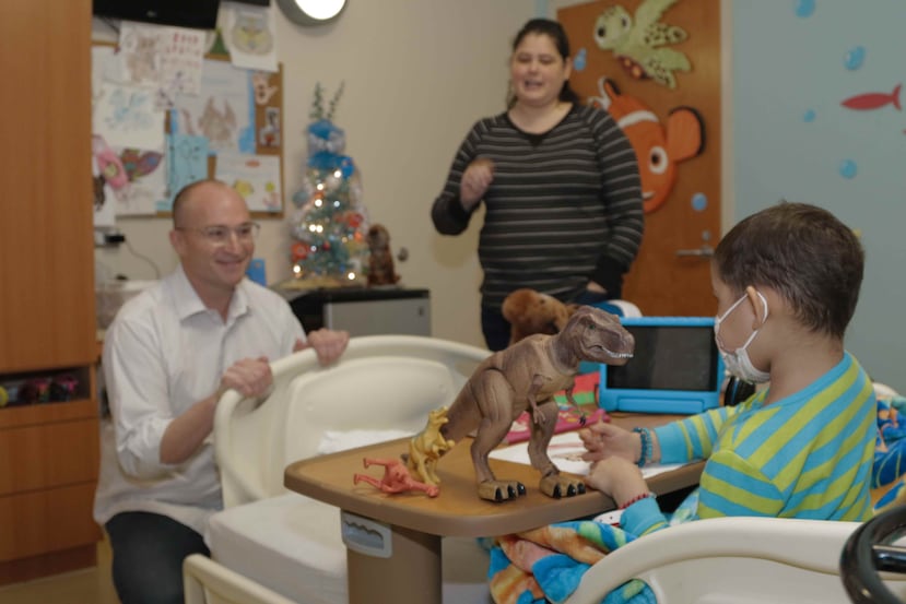 El empresario Mark E. Curry durante una visita al Hospital de Niños San Jorge. (Suministrada)