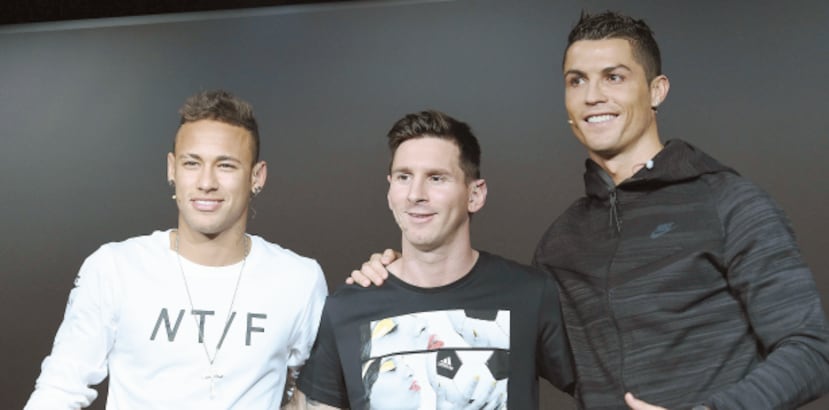 Lionel Messi (centro), Cristiano Ronaldo (derecha) y Neymar encabezan, por ese orden, la lista de los futbolistas con mayores ingresos. (Archivo)