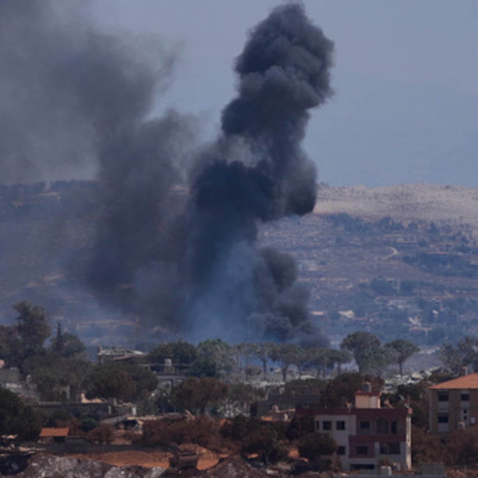 Una columna de humo señala el lugar donde las fuerzas israelíes derribaron viviendas en Zawtar al-Sharqiyah, en el sur del Líbano.