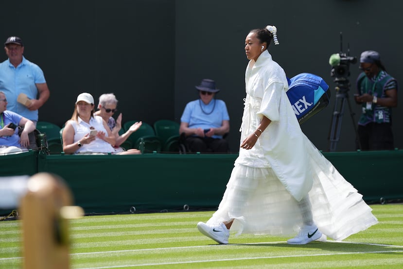 Naomi Osaka hizo otra declaración de moda al pisar el lunes el césped del All England Club.