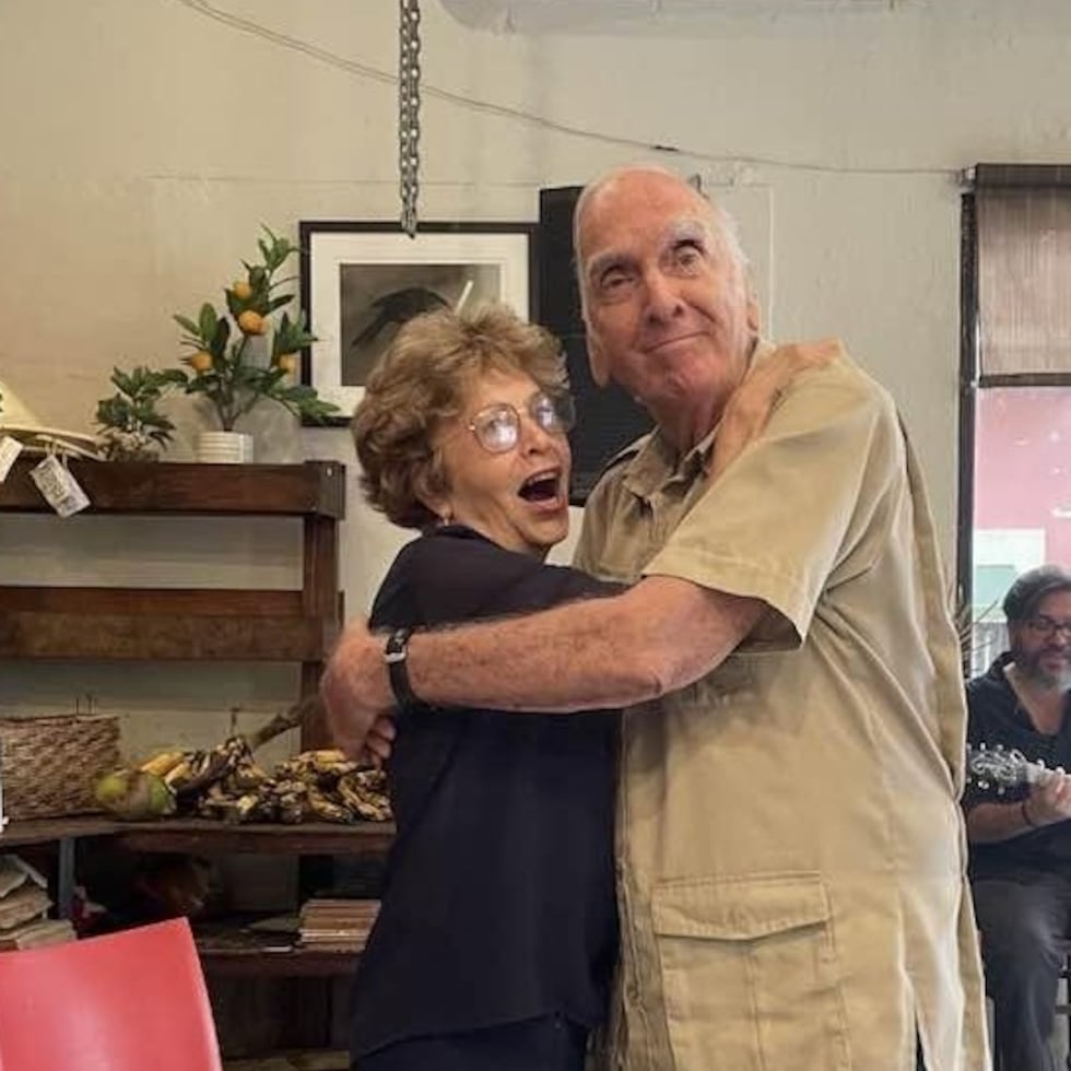 La exdiplomática venezolana, María Clemencia López Ramírez, y su esposo, el puertorriqueño José Ignacio Jiménez, fueron reportados como desaparecidos durante los dos fuerte terremotos que sacudieron el norte de Venezuela el miércoles.
