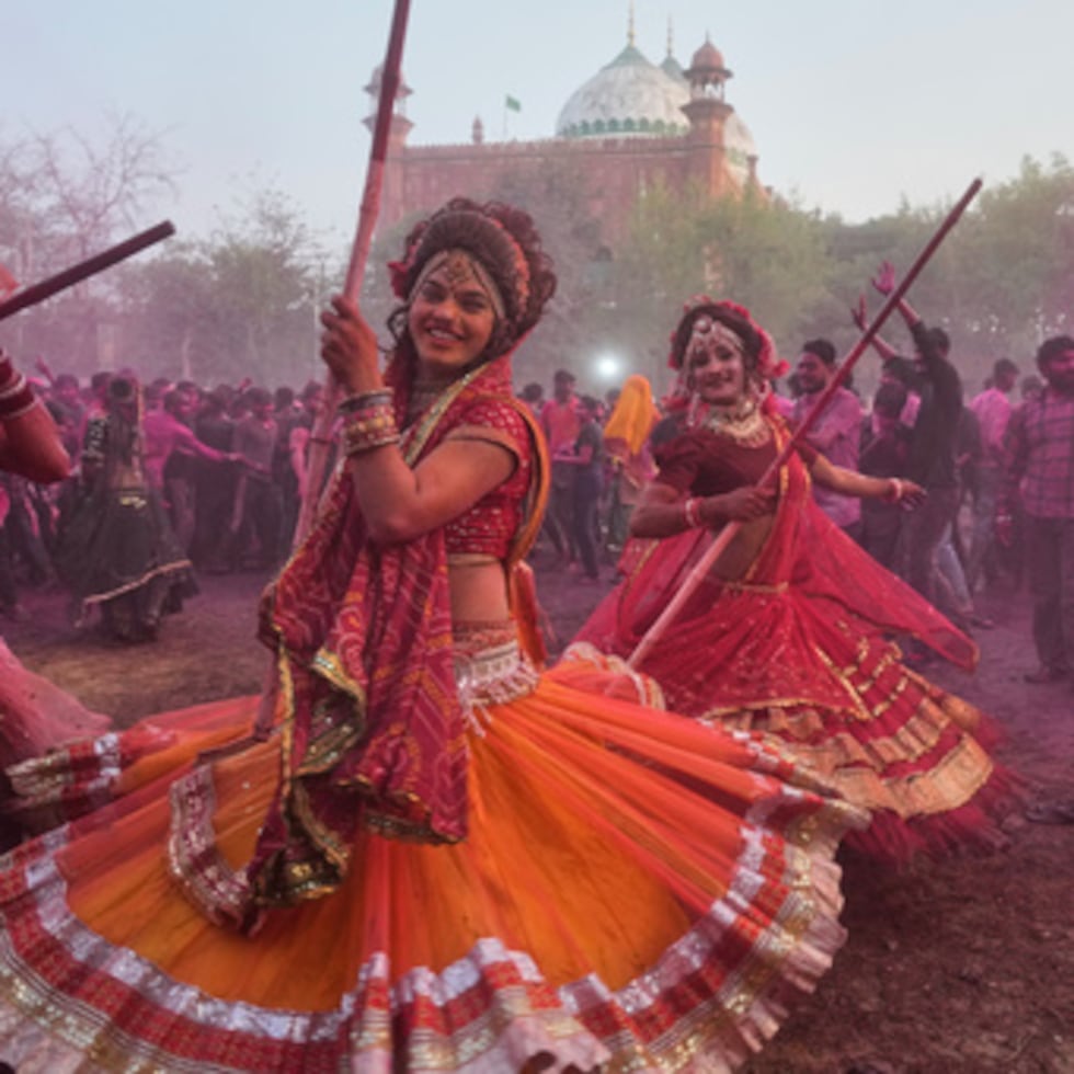 Cientos de hombres y mujeres se congregaron en un templo de Mathura —considerada el lugar de nacimiento del dios Krishna, una de las deidades más veneradas del hinduismo y estrechamente vinculada a esta festividad— para celebrar el festival que marca la llegada de la primavera.