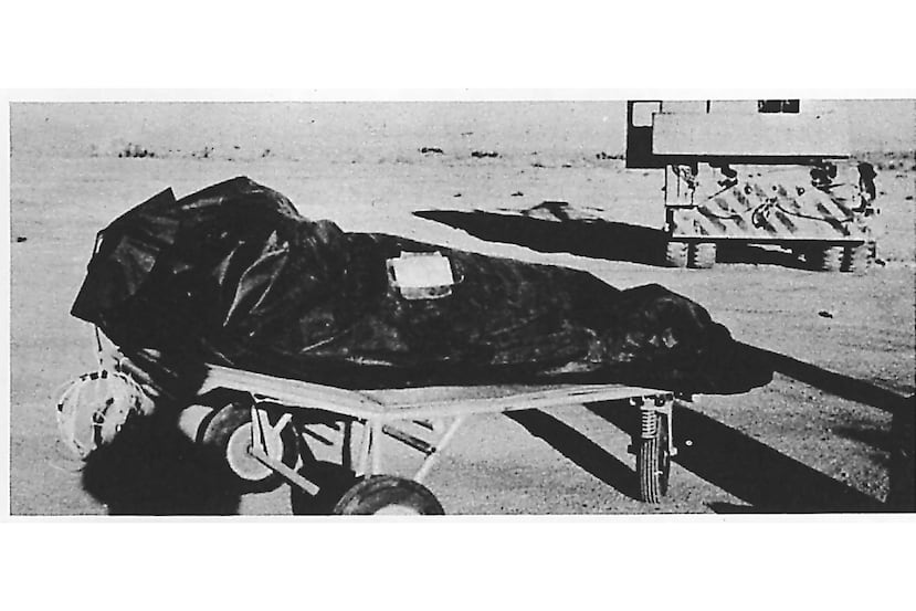 ARCHIVO - Esta fotografía pertenece al informe “The Roswell Report” de la Fuerza Aérea de Estados Unidos, divulgado el 24 de junio de 1997, que aborda el presunto incidente ovni ocurrido en Roswell, Nuevo México, en 1947. (Fuerza Aérea de Estados Unidos vía AP, Archivo)