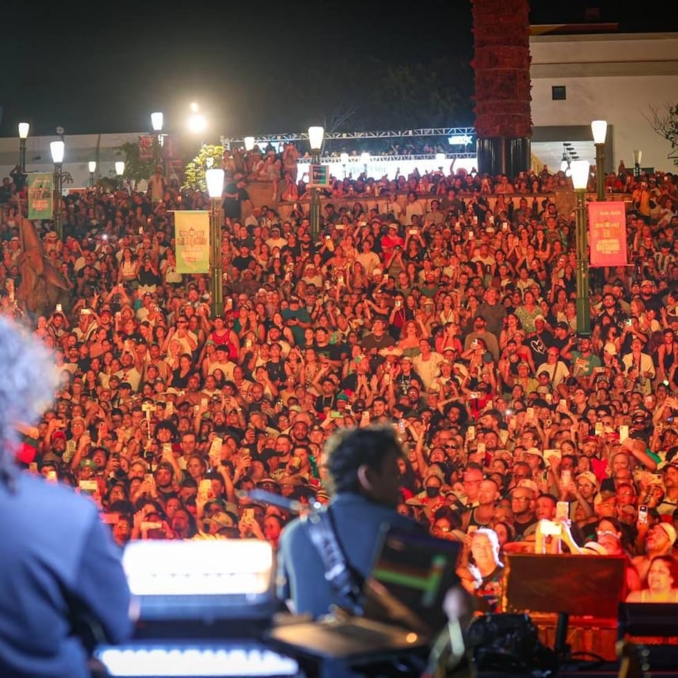 El ambiente en la Plaza del Quinto Centenario en la tercera noche de las Fiestas de la Calle San Sebastián.