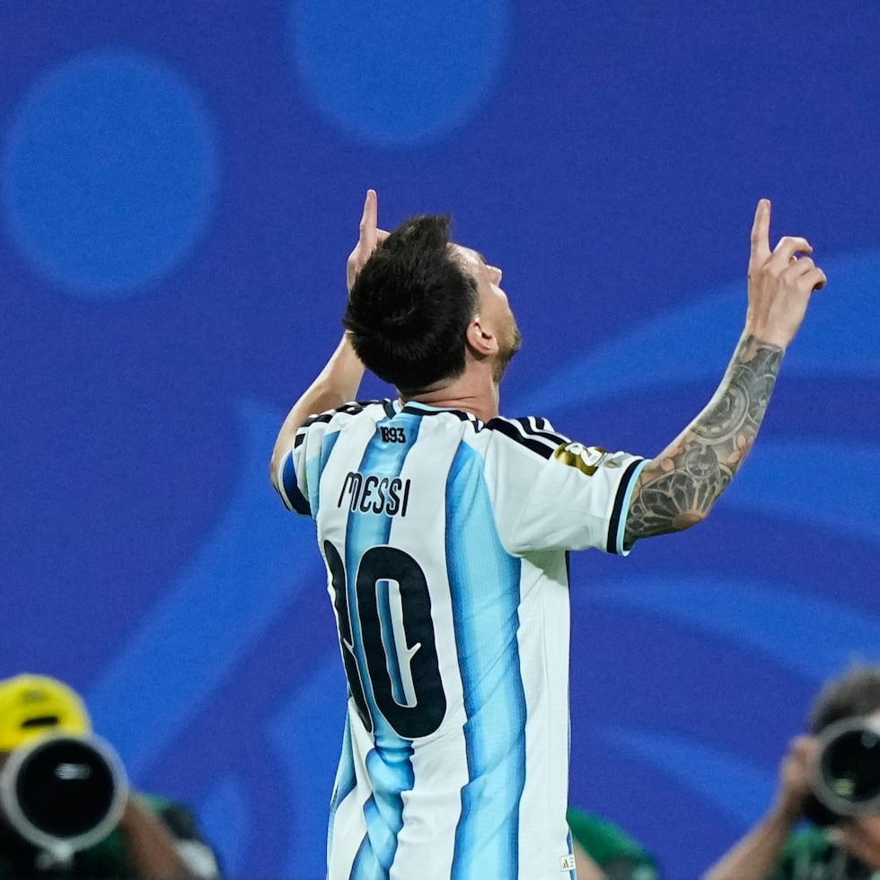Lionel Messi anotó tres goles en el primer juego de Argentina en el Mundial contra Argelia.