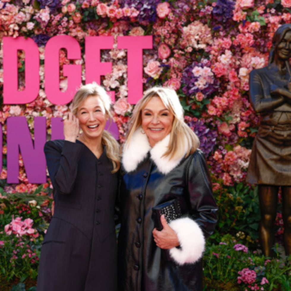 Renee Zellweger, izquierda, y la escritora Helen Fielding posan para los fotógrafos durante la develación de la estatua de Bridget Jones en Leicester Square, Londres