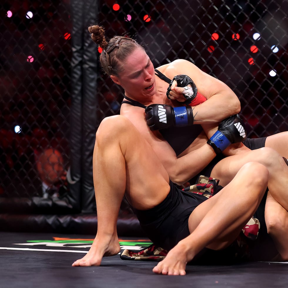 Rousey no perdió ni un segundo al comenzar el combate, embistiendo y derribando a Carano inmediatamente después de que sonara la campana.
