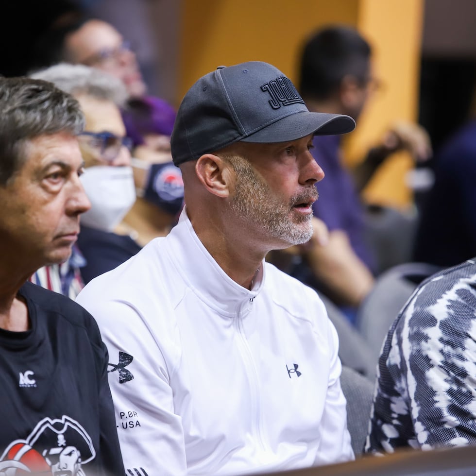 Dion New, al centro, llegó al BSN a finales de 2021 como apoderado de los Piratas de Quebradillas, hasta que vendió el equipo a Ernie Cambó antes del torneo 2025.