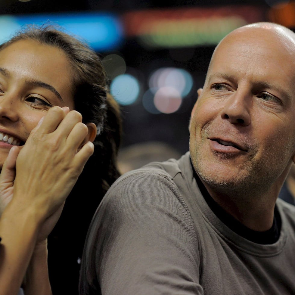 Los actores Bruce Willis (derecha) y Emma Heming (izquierda) asisten a un partido de la NBA entre los Celtics de Boston y los Hawks de Atlanta en abril de 2008.