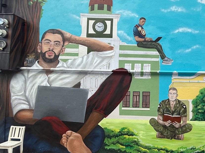 Detalle del mural “Gente de Vega Baja”, en el casco urbano del municipio, donde aparece la imagen de Bad Bunny.