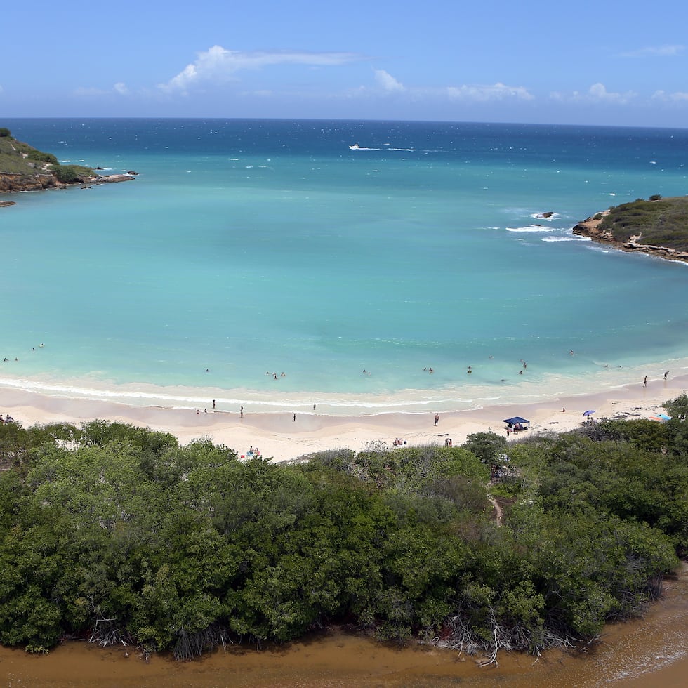 Para llegar a la playa La Jungla, en Guánica, se recomienda utilizar un vehículo todo terreno, pues los caminos permanecen deteriorados y sin pavimentación.