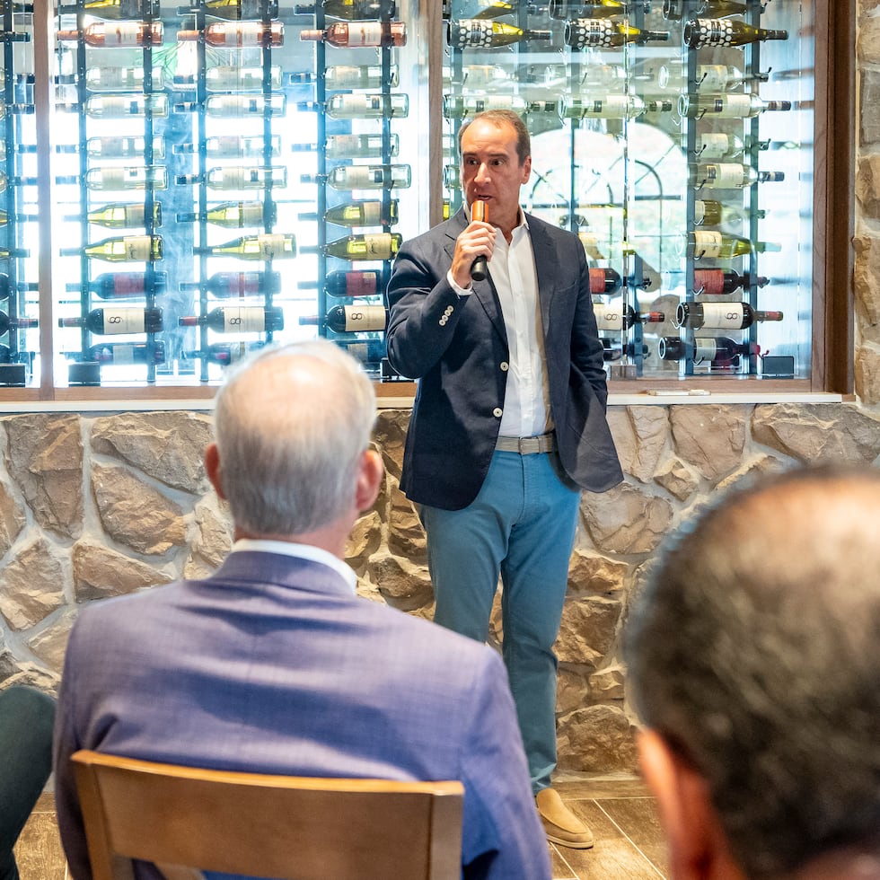 Jorge Colon Gerena inaugura el nuevo Olive Garden en Fajardo.