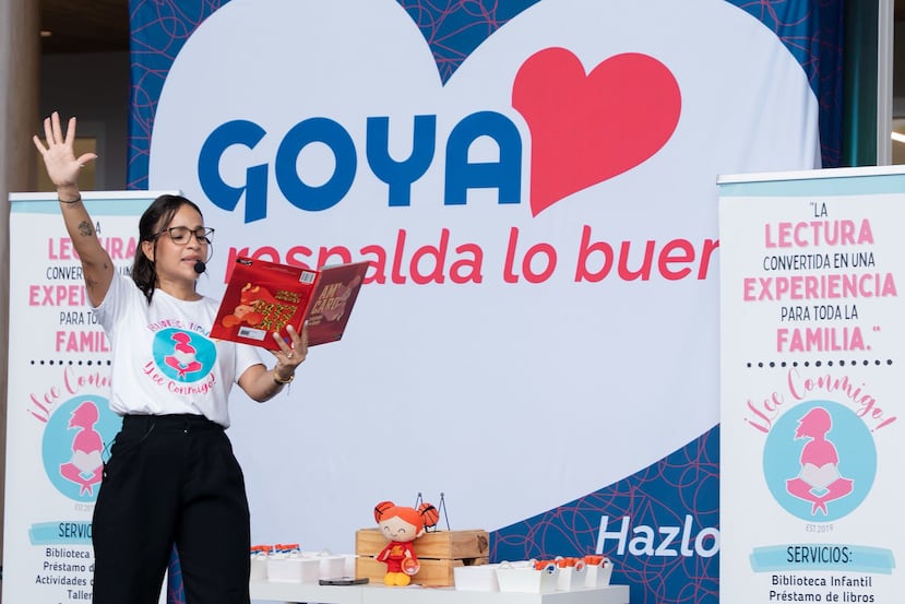 Gianleé Márquez Hernández, cofundadora y directora ejecutiva de la entidad sin fines de lucro ¡Lee Conmigo!, leyó el libro “Am’ Caro y el poder del juego” ante un nutrido grupo de niños con sus padres en el Liberty Square del centro comercial San Patricio Plaza, en Guaynabo.