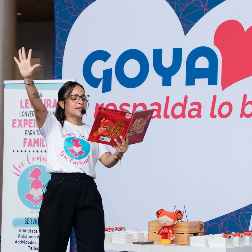 Gianleé Márquez Hernández, cofundadora y directora ejecutiva de la entidad sin fines de lucro ¡Lee Conmigo!, leyó el libro “Am’ Caro y el poder del juego” ante un nutrido grupo de niños con sus padres en el Liberty Square del centro comercial San Patricio Plaza, en Guaynabo.